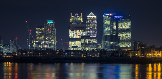 UK, London, Skyline von Canary Wharf bei Nacht von North Greenwich aus gesehen - MPAF00106