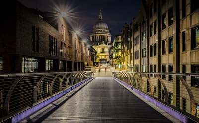 UK, London, Blick von der Millennium Bridge auf die beleuchtete St. Pauls Cathedral - MPAF00107