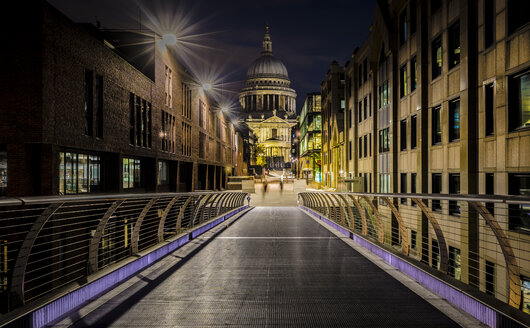 UK, London, Blick von der Millennium Bridge auf die beleuchtete St. Pauls Cathedral - MPAF00107