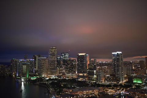 USA, Miami, Blick auf die beleuchtete Skyline von oben, lizenzfreies Stockfoto