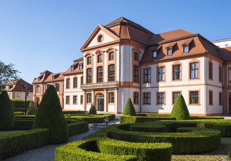 Deutschland, Bayern, Altmühltal, Eichstätt, Fürstbischöfliche Sommerresidenz mit Garten - SIEF07176