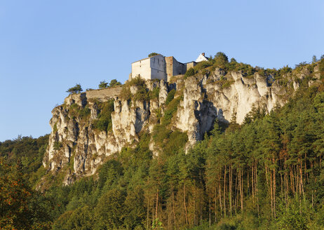 Deutschland, Bayern, Altmühltal, Burgruine und Schloss Arnsberg - SIE07180