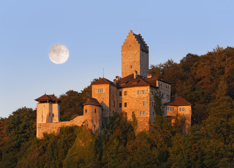 Deutschland, Bayern, Altmühltal, Schloss Kipfenberg und Vollmond, lizenzfreies Stockfoto