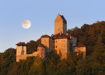 Deutschland, Bayern, Altmühltal, Schloss Kipfenberg und Vollmond - SIE07181