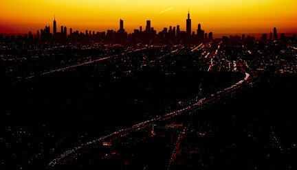 USA, Luftaufnahme der Skyline der Stadt Chicago bei Sonnenaufgang - BCDF00257