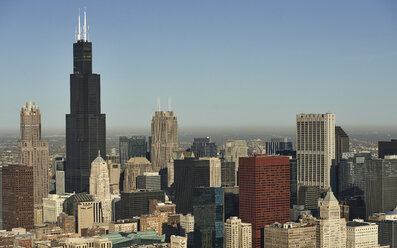 USA, Luftaufnahme der Skyline der Stadt Chicago am Morgen - BCDF00258