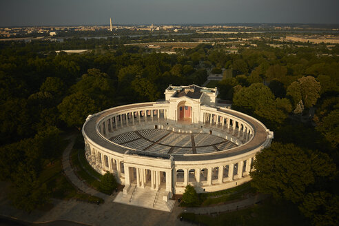 USA, Virginia, Luftbildaufnahme des Arlington National Cemetery Theaters - BCDF00260