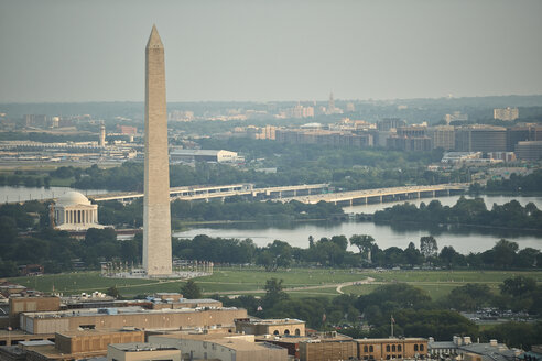 USA, Washington, D.C., Luftaufnahme des Jefferson Memorials und des Washington Monuments - BCDF00262