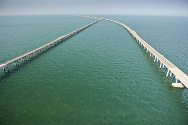 USA, Luftaufnahme des Chesapeake Bay Bridge Tunnels - BCDF00266