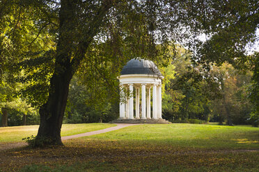 Deutschland, Dessau-Rosslau, Dessau-Wörlitz Gartenreich, Ionischer Tempel im Georgium-Laubengarten - SIE07187