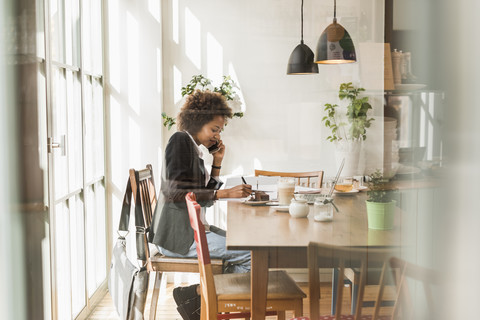 Junge Frau arbeitet in einem Cafe, lizenzfreies Stockfoto