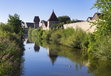 Germany, Bavaria, Franconia, Dinkelsbuehl, river Woernitz and city wall - SIEF07188