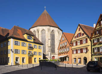 Deutschland, Bayern, Franken, Dinkelsbühl, Kirche und Brunnen in der Altstadt - SIE07191