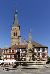 Deutschland, Bayern, Franken, Schwabach, Kirche, Rathaus und Brunnen am Königsplatz - SIE07194