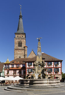 Deutschland, Bayern, Franken, Schwabach, Kirche, Rathaus und Brunnen am Königsplatz - SIE07194