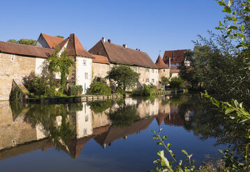 Deutschland, Bayern, Franken, Weißenburg, Stadtmauer am Seeweiher - SIEF07204