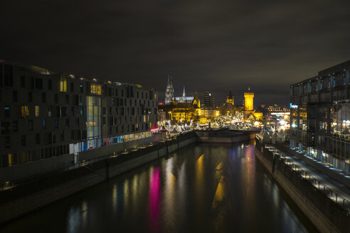 Deutschland, Köln, Rheinauhafen, Weihnachtsmarkt am Imhoff Schokoladenmuseum bei Nacht - ODF01468