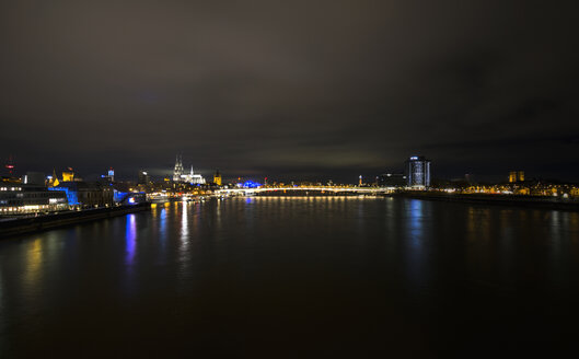 Deutschland, Köln, Blick auf den Kölner Dom und die Hohenzollernbrücke von der Severinsbrücke bei Nacht - ODF01469