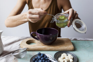 Frau bereitet Matcha Latte zu Hause zu - VABF00876