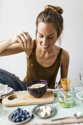 Frau bereitet Matcha Latte zu Hause zu - VABF00881