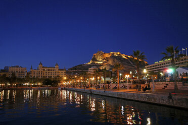 Spanien, Alicante, Burg Santa Barbara vom Hafen aus gesehen bei Nacht - DSG01236