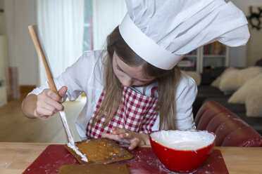 Mädchen bereitet Pfefferkuchenhaus vor - SARF03088