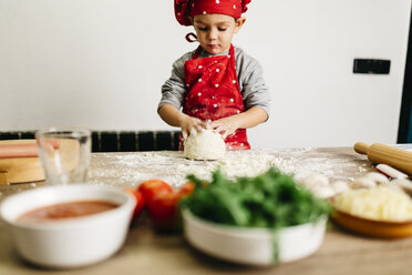 Kleiner Junge bereitet zu Hause eine Pizza zu - JRFF01081