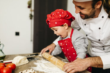 Vater und Sohn bereiten gemeinsam eine Pizza zu - JRFF01082