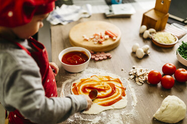 Kleiner Junge bereitet zu Hause eine Pizza zu - JRFF01085