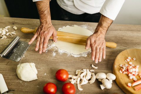 Koch bereitet Pizza zu, lizenzfreies Stockfoto