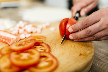 Slicing tomatoes in kitchen - JRFF01090