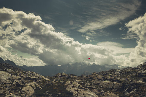 Italien, Lombardei, Alpenpanorama mit Gleitschirm - DWIF00813