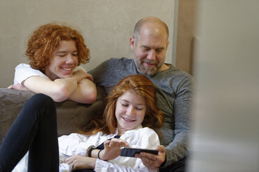 Father looking with his children at smartphone - LBF01520
