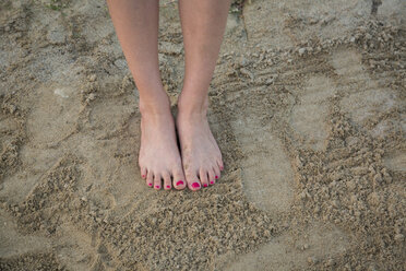 Die Füße der Frauen auf Sand - JUNF00711