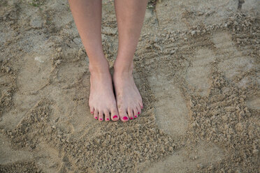 Women's feet on sand - JUNF00711