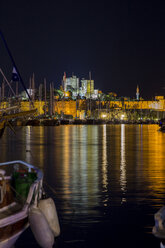 Türkei, Bodrum, Blick auf die Burg und den Hafen von Bodrum bei Nacht - JUNF00714