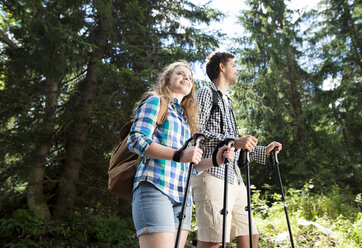 Junges Paar bei einer Wanderung im Wald - HAPF01177