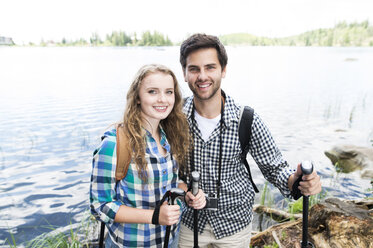 Junges Paar bei einer Wanderung an einem See - HAPF01179