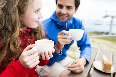 Junges Paar auf einer Wandertour macht eine Kaffeepause - HAPF01192