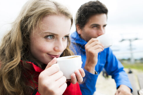 Junges Paar auf einer Wandertour macht eine Kaffeepause - HAPF01193