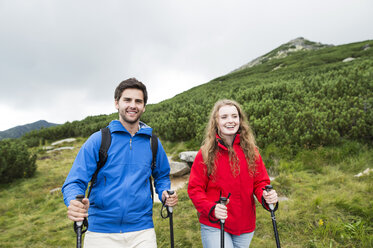 Glückliches junges Paar auf einer Wandertour - HAPF01196