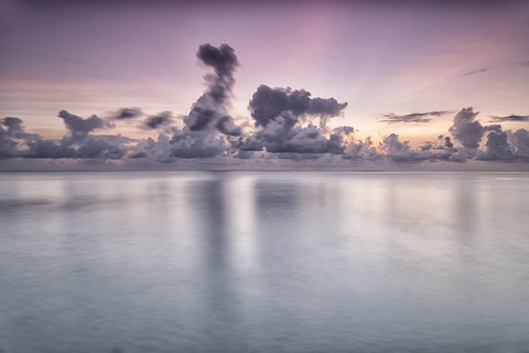 Malediven, Meereslandschaft in der Dämmerung, lizenzfreies Stockfoto
