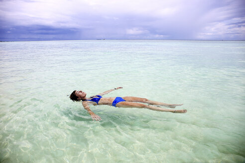 Malediven, Gulhi, Frau schwimmt in flachem Wasser - DSGF01256