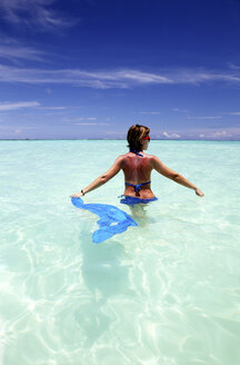 Malediven, Frau im flachen Wasser stehend - DSGF01260