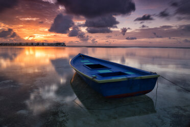 Malediven, Guraidhoo, Boot im Wasser bei Sonnenuntergang - DSGF01264