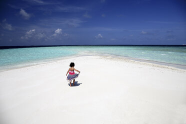 Malediven, Mädchen am Strand im seichten Wasser - DSGF01268