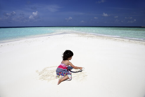 Malediven, Mädchen am Strand im seichten Wasser - DSGF01269