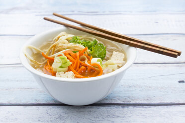 Schüssel Miso-Suppe mit Bio-Tofu, Karottennudeln, Pastinake, Lauch, Glasnudeln und Petersilie - LVF05703