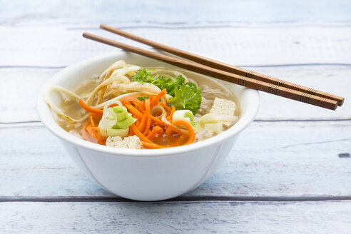 Schüssel Miso-Suppe mit Bio-Tofu, Karottennudeln, Pastinake, Lauch, Glasnudeln und Petersilie - LVF05703
