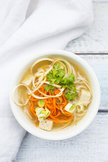 Schüssel Miso-Suppe mit Bio-Tofu, Karottennudeln, Pastinake, Lauch, Glasnudeln und Petersilie - LVF05704